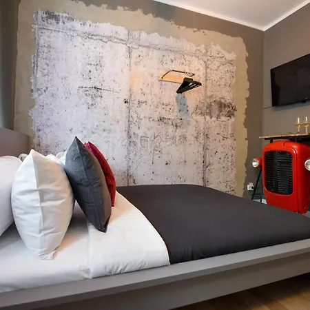 The Mini Industrial. Small Magheru Studio Apartament